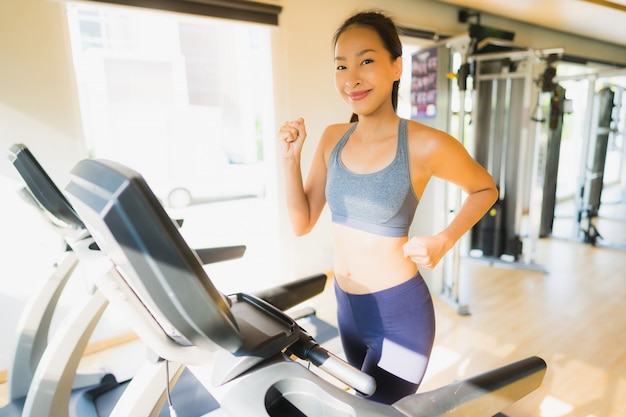 Foto gratuita mujer asiática del retrato que ejercita y entrenamiento corriendo en gimnasio