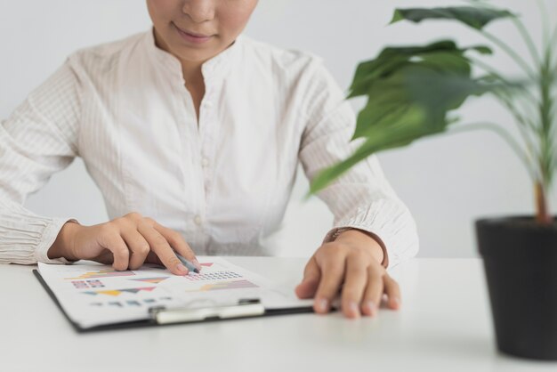 Mujer asiática sentada en su lugar de trabajo