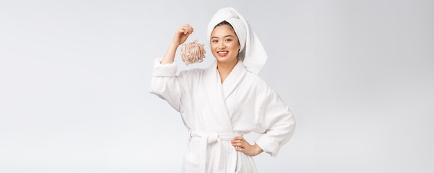 Mujer asiática siendo feliz con la ducha Studio concept