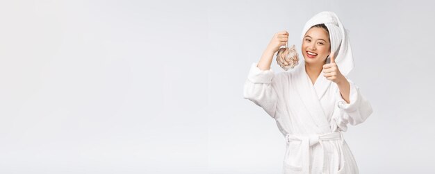 Mujer asiática siendo feliz con la ducha Studio concept