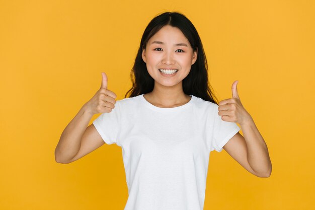 Mujer asiática sonriente dando su aprobación