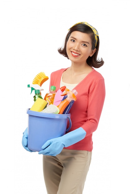 Mujer asiática sonriente que tiene primavera limpia