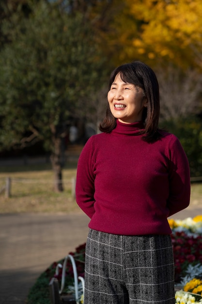 Mujer asiática sonriente de tiro medio