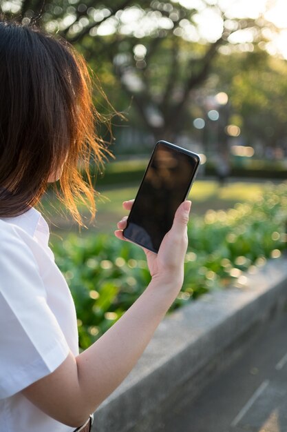 Mujer asiática con teléfono inteligente