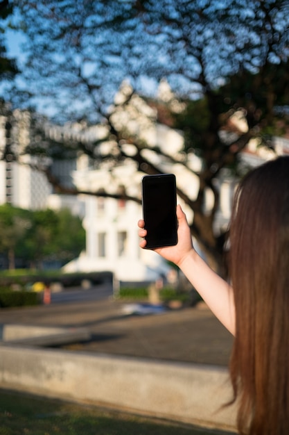 Mujer asiática con teléfono inteligente