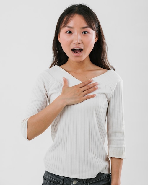 Foto gratuita mujer asiática de tiro medio que parece sorprendida