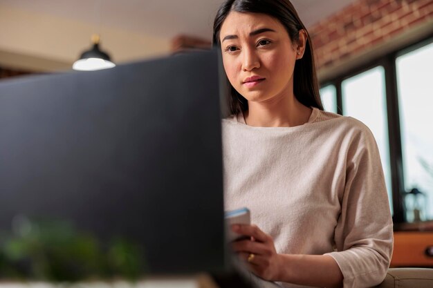 Mujer asiática tomando notas en clases de capacitación en línea de aprendizaje electrónico a distancia, educación de seminarios web para estudiantes en la oficina en el hogar solicitud de trabajo universitaria inteligente chat hablando capacitación trabajo de estudio remoto desde casa