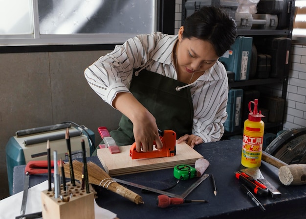 Mujer asiática trabajando con madera