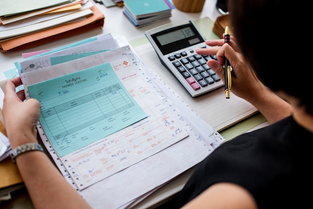 Mujer asiática trabajando a través del papeleo