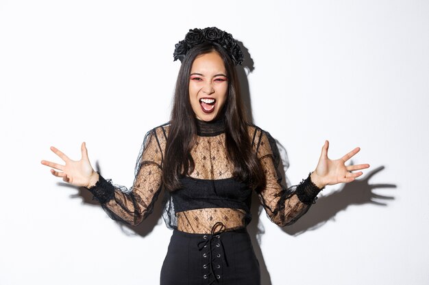 Mujer asiática en traje de Halloween posando