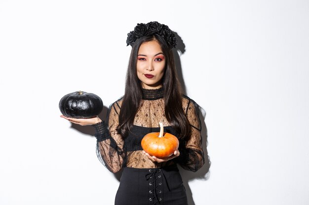 Mujer asiática en traje de Halloween posando