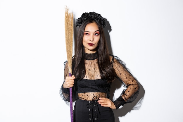 Foto gratuita mujer asiática en traje de halloween posando