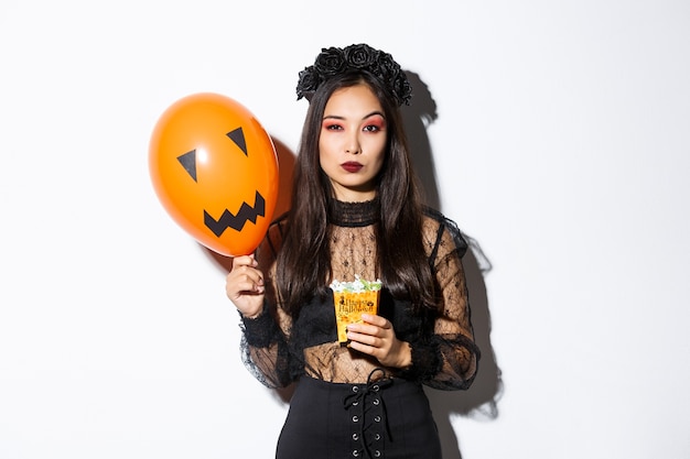 Mujer asiática en traje de Halloween posando