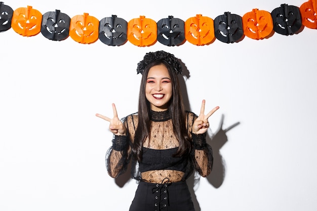 Mujer asiática en traje de Halloween posando