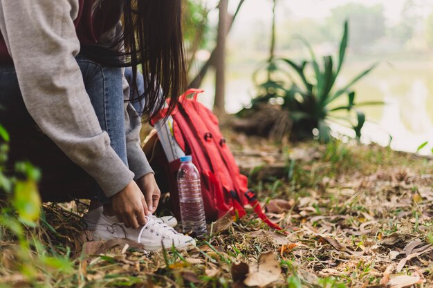 Mujer asiática turista Atar los cordones de los zapatos.