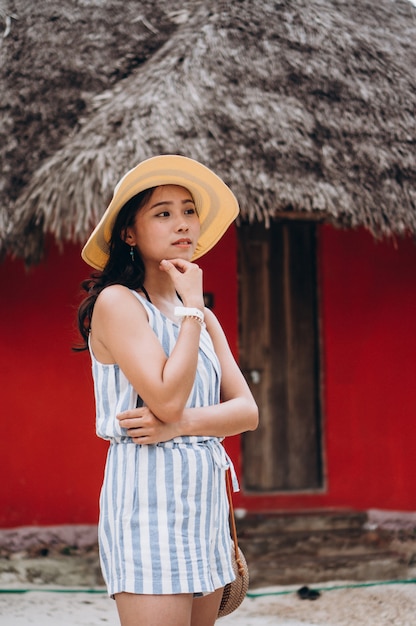 Mujer asiática de vacaciones en la playa