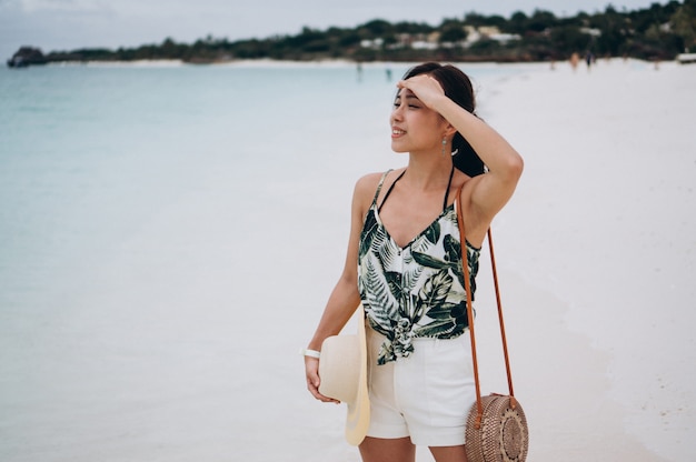 Mujer asiática de vacaciones en la playa