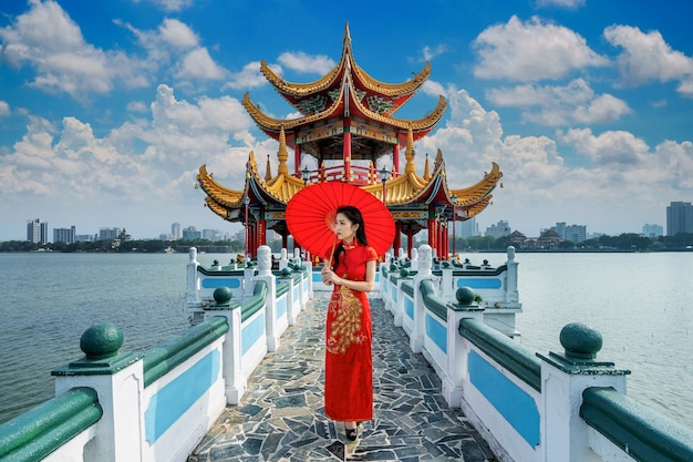 Mujer asiática en vestido chino tradicional caminando en las famosas atracciones turísticas de Kaohsiung en Taiwán.