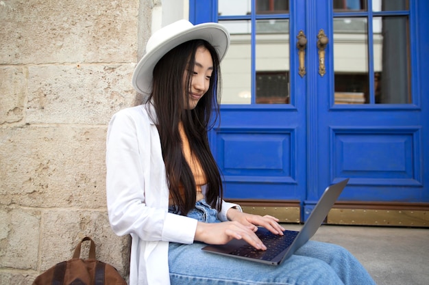 Mujer asiática viajando en un lugar local.