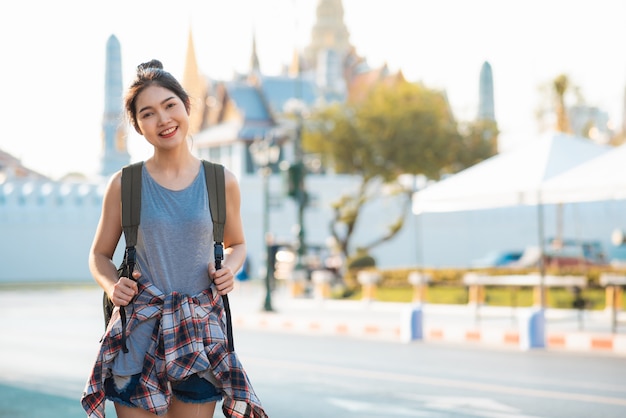 Mujer asiática viajera viajando y caminando en Bangkok, Tailandia