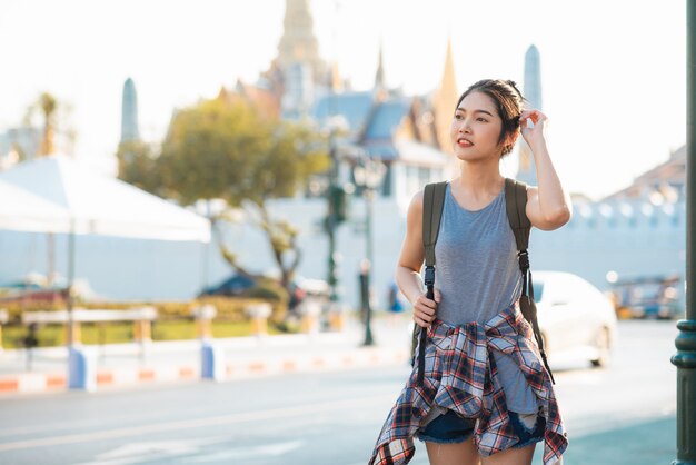 Mujer asiática viajera viajando y caminando en Bangkok, Tailandia