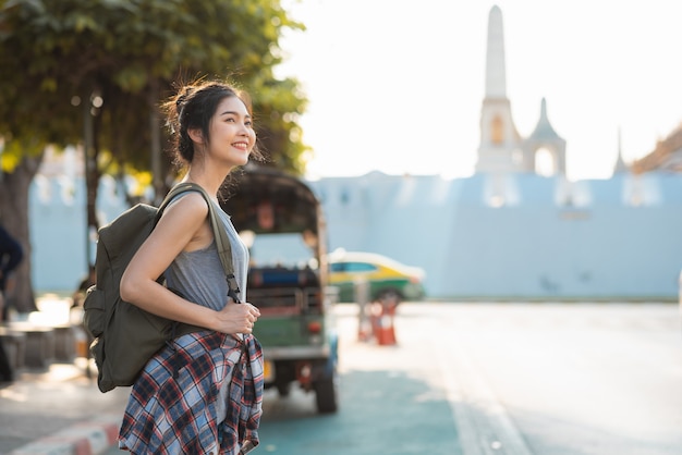 Mujer asiática viajera viajando y caminando en Bangkok, Tailandia