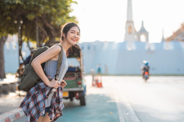 Mujer asiática viajera viajando y caminando en Bangkok, Tailandia