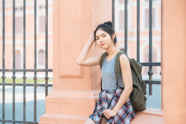 Mujer asiática viajera viajando y caminando en Bangkok, Tailandia