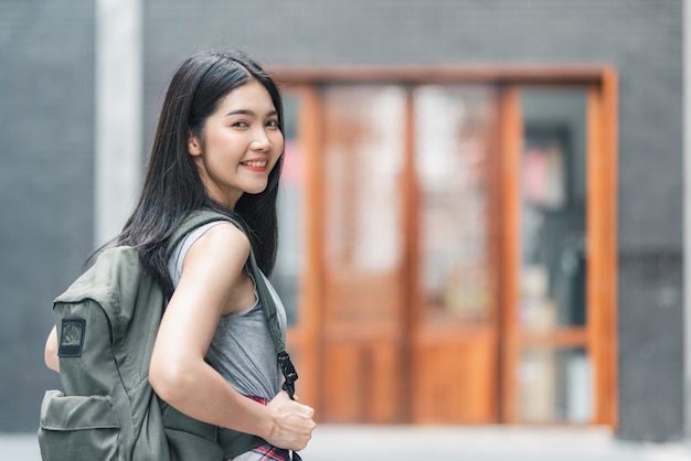 Mujer asiática viajera viajando y caminando en Beijing, China.