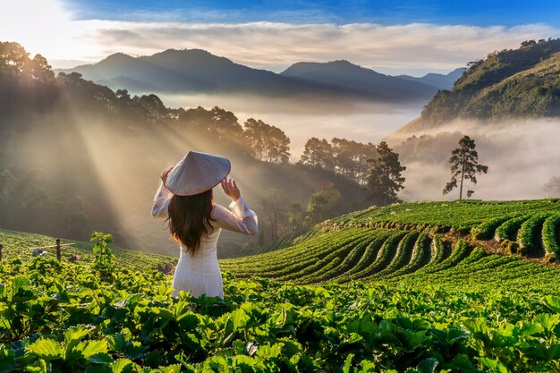 Mujer asiática vistiendo la cultura de Vietnam tradicional en el jardín de fresas en Doi Ang Khang, Chiang Mai, Tailandia.