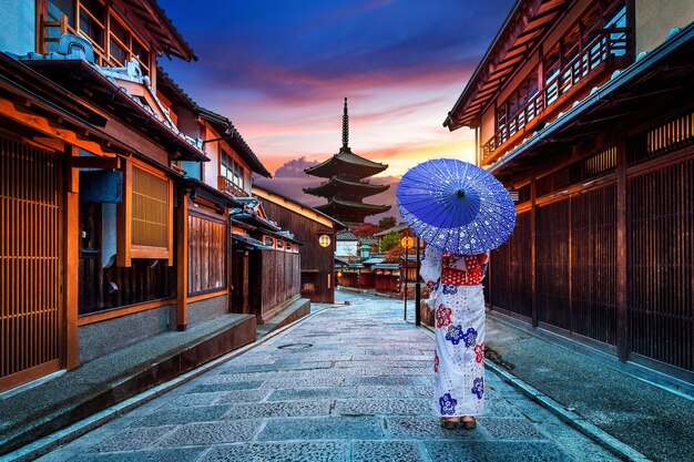 Mujer asiática vistiendo kimono tradicional japonés en la Pagoda Yasaka y la calle Sannen Zaka en Kyoto, Japón.