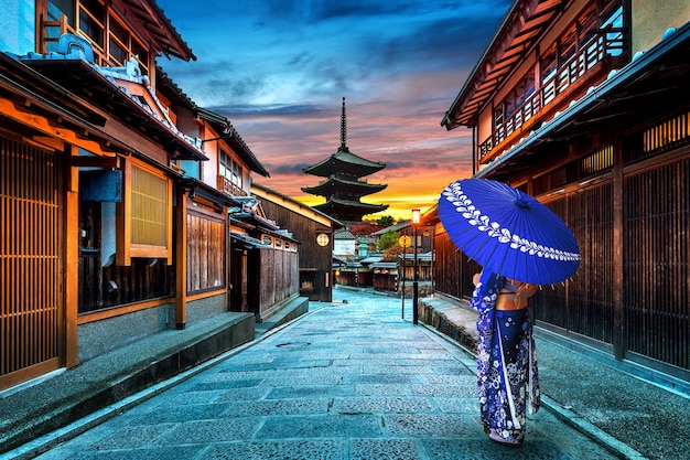 Mujer asiática vistiendo kimono tradicional japonés en la Pagoda Yasaka y la calle Sannen Zaka en Kyoto, Japón.