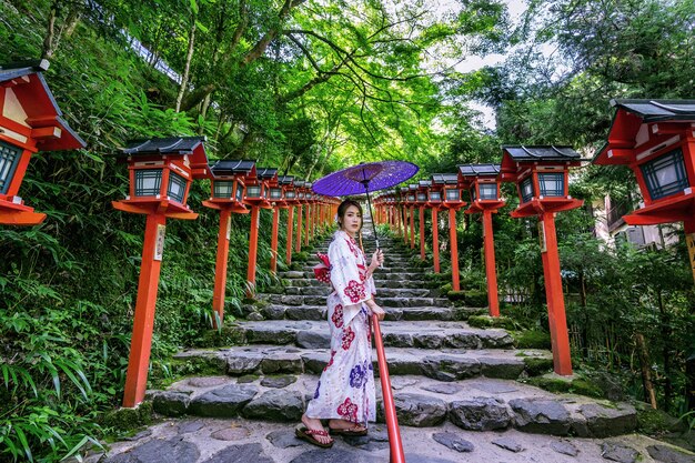 Mujer asiática vistiendo kimono tradicional japonés en el Santuario Kifune en Kyoto, Japón.