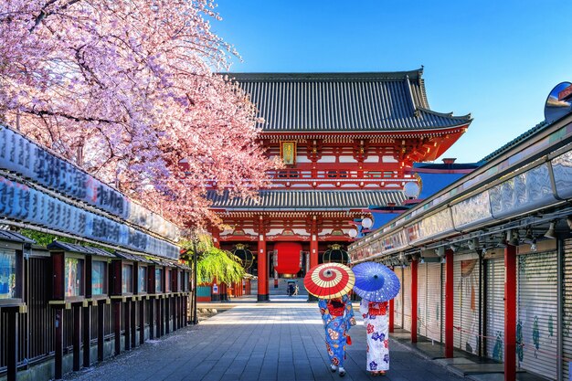 Mujer asiática vistiendo un kimono tradicional japonés en Temple en Tokio, Japón.