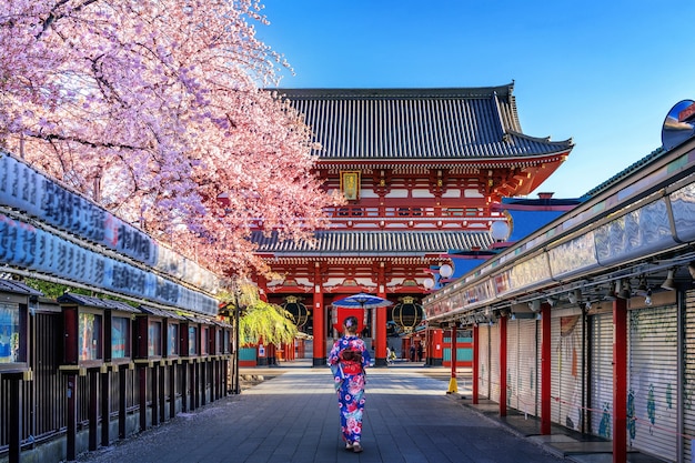 Mujer asiática vistiendo un kimono tradicional japonés en Temple en Tokio, Japón.