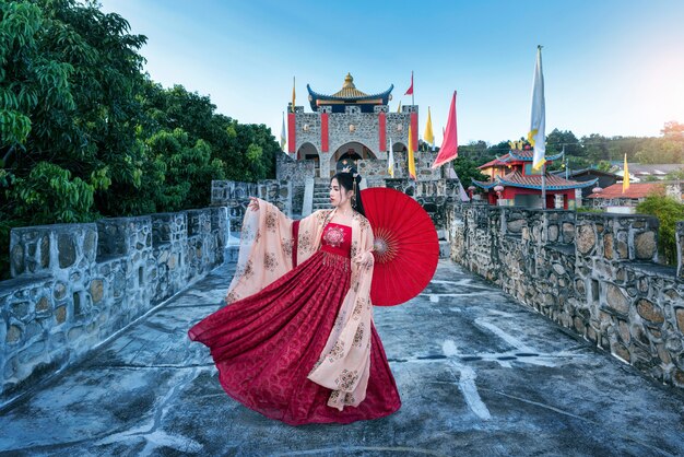 Mujer asiática vistiendo traje tradicional chino en baan santichon yunnan cultura china en Pai, provincia de Mae Hong Son, Tailandia