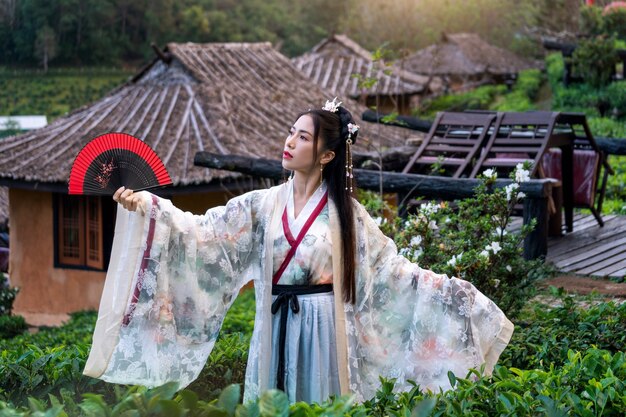 Mujer asiática vistiendo traje tradicional chino en Ban rak thai village en la provincia de mae hong son, Tailandia