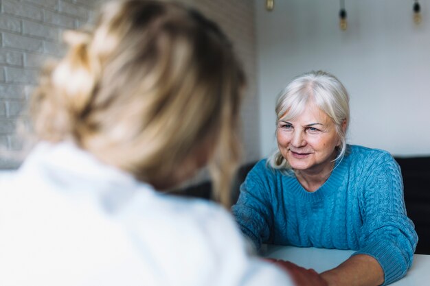 Mujer en asilo de ancianos