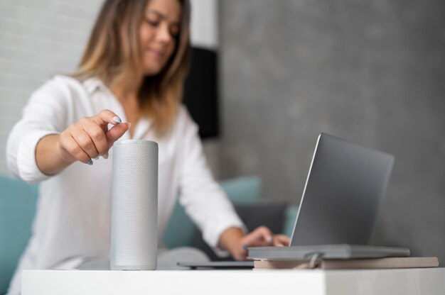 Mujer con un asistente digital de altavoz