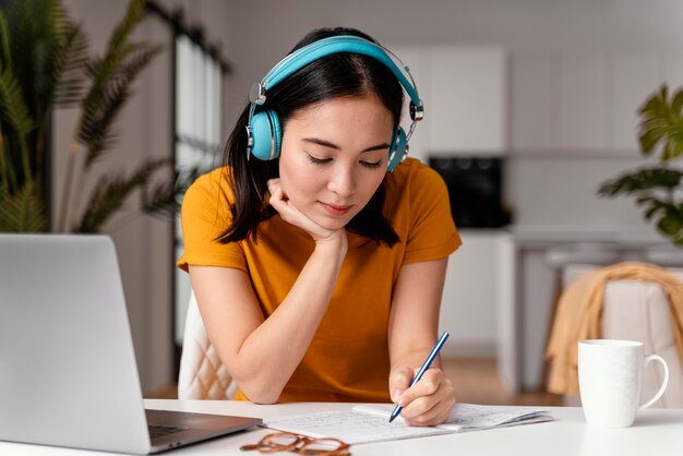 Mujer asistiendo a clases online