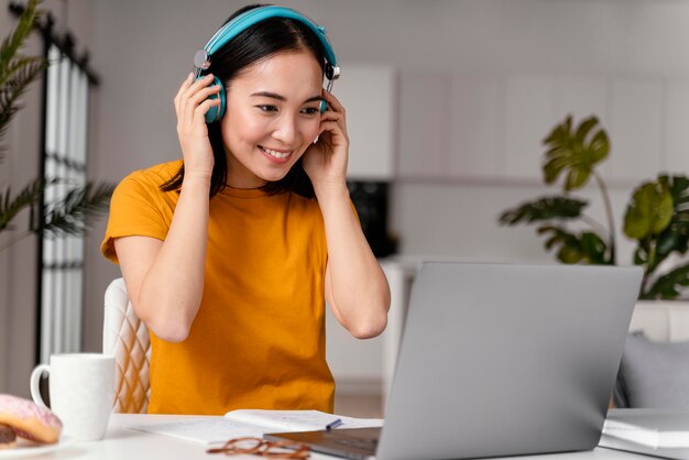 Mujer asistiendo a clases online