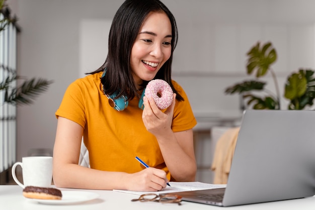 Foto gratuita mujer asistiendo a clases online