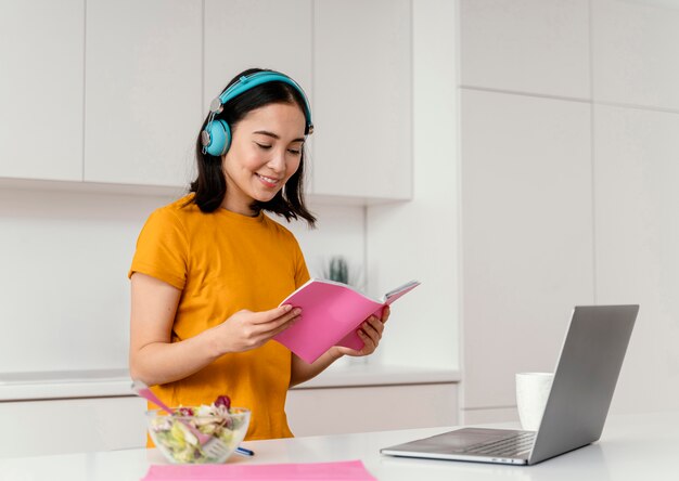 Mujer asistiendo a clases online