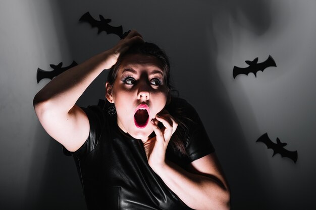 Mujer asustada en Halloween