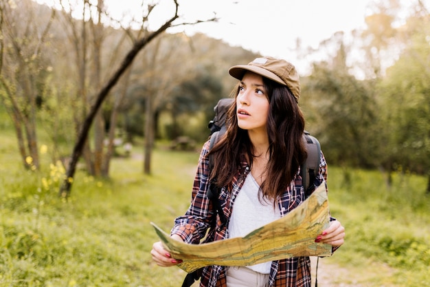 Foto gratuita mujer asustada con mapa