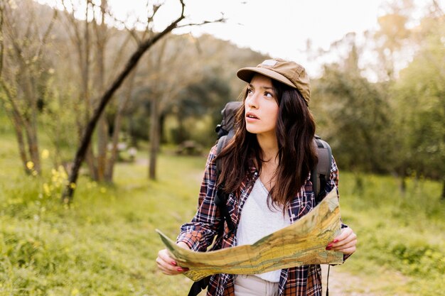 Mujer asustada con mapa