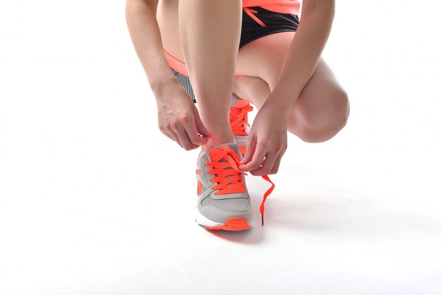 Mujer atándose los cordones