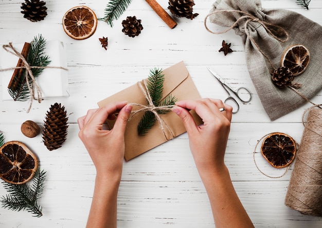 Mujer atar banda en el sobre de Navidad