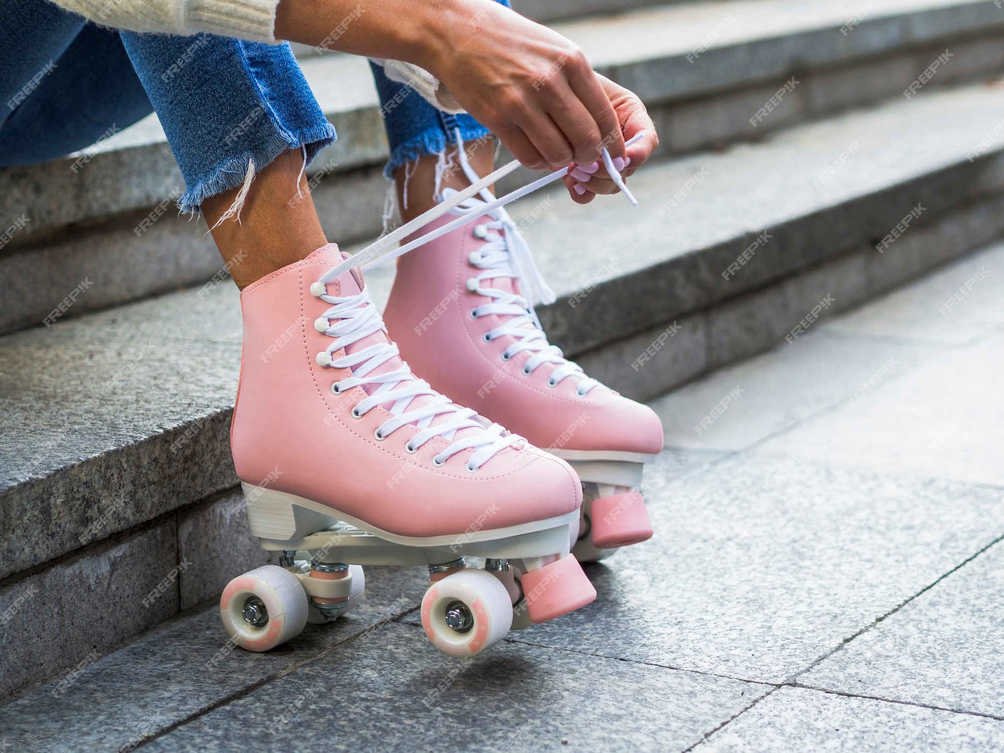 Mujer atar de los zapatos en con de copia Foto Gratis