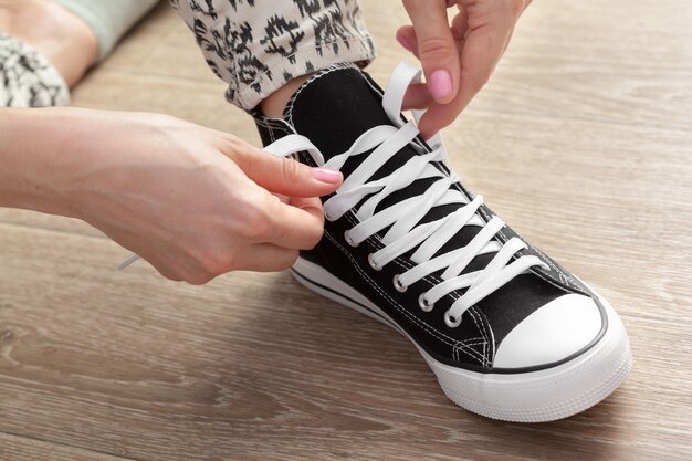 Mujer atar los cordones de los zapatos